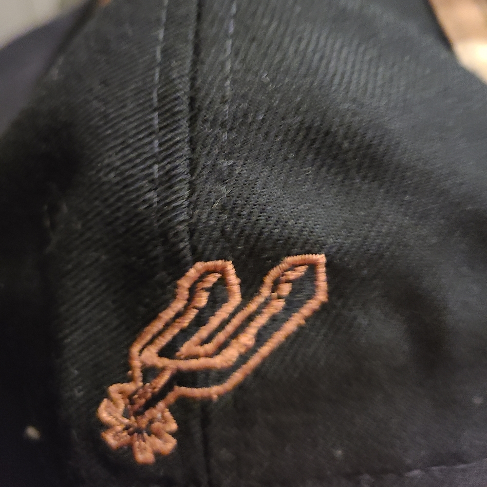 San Antonio Spurs fitted desert camo/black new - Picture 2 of 5